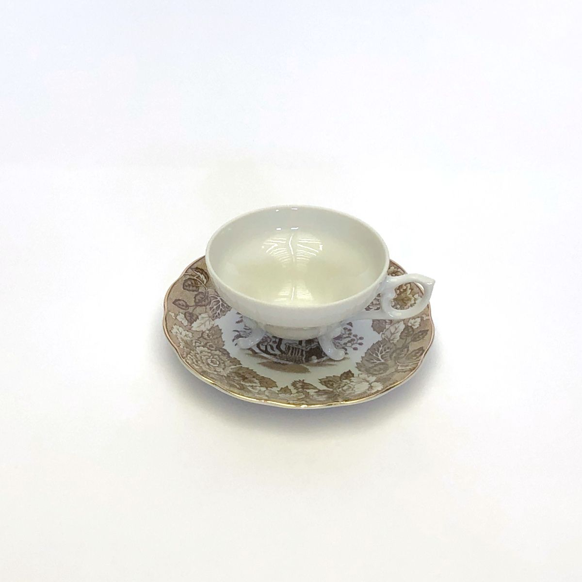 昭和レトロ 三つ足カップホワイトと茶色い花の受け皿