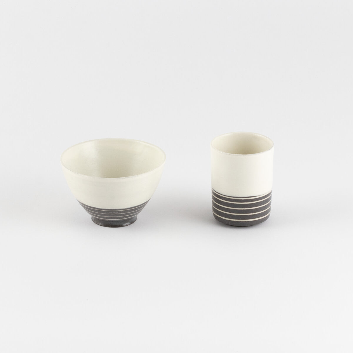 粉引とこげ茶 塗り分け 茶碗と湯呑のセット