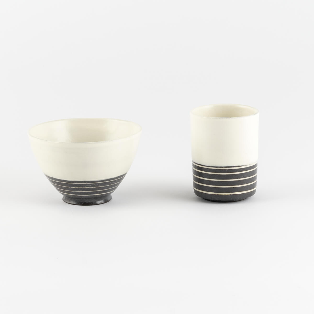 粉引とこげ茶 塗り分け 茶碗と湯呑のセット