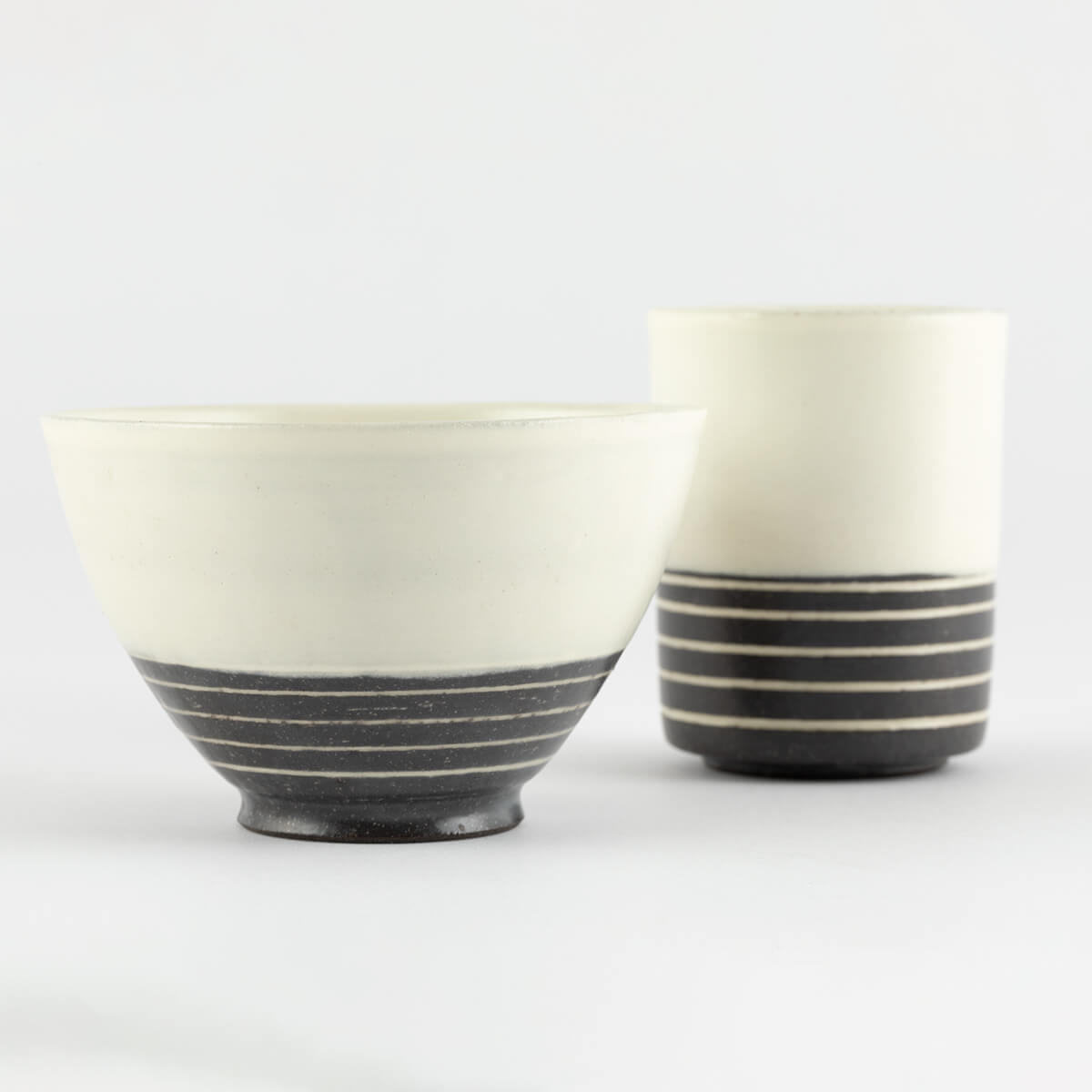 【44%OFF】特価品 粉引とこげ茶 塗り分け 茶碗と湯呑のセット