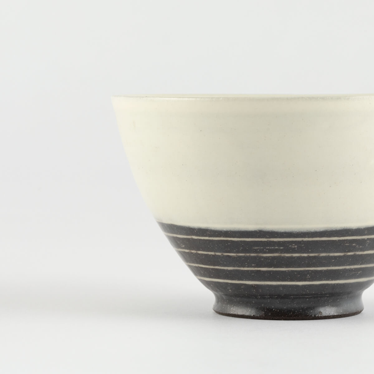 【44%OFF】特価品 粉引とこげ茶 塗り分け 茶碗と湯呑のセット