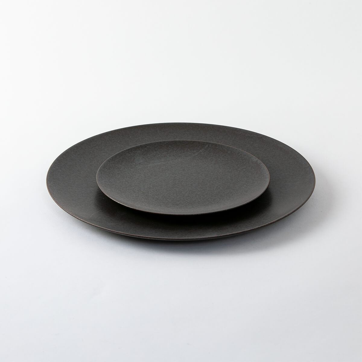 グレージュ黒マット皿大小28cmと18cm