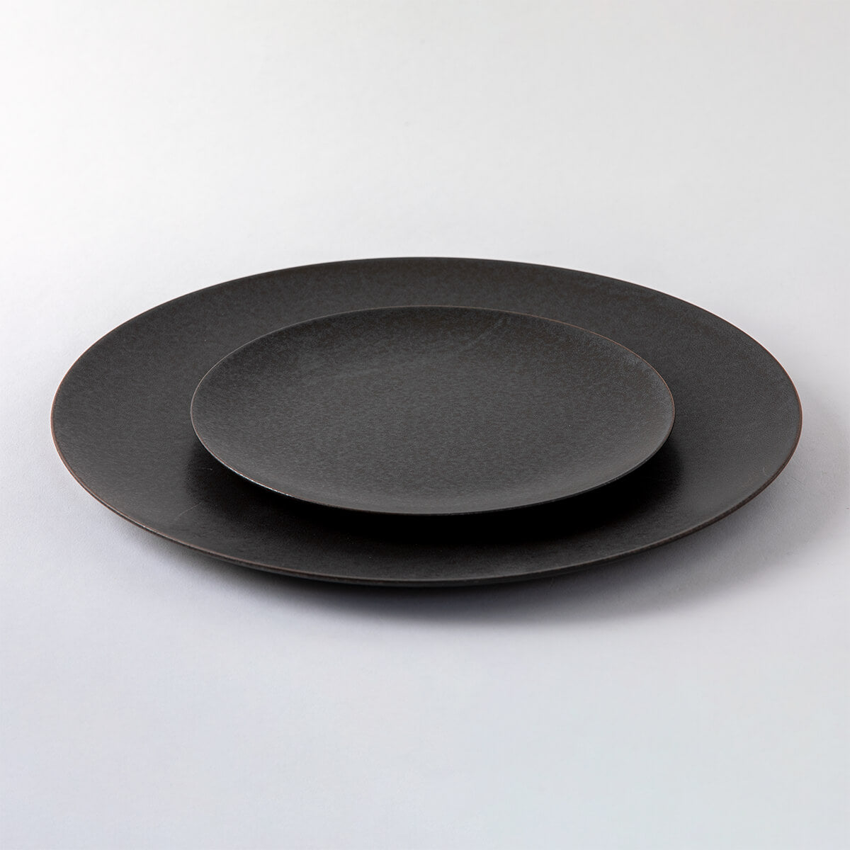グレージュ黒マット皿大小28cmと18cm