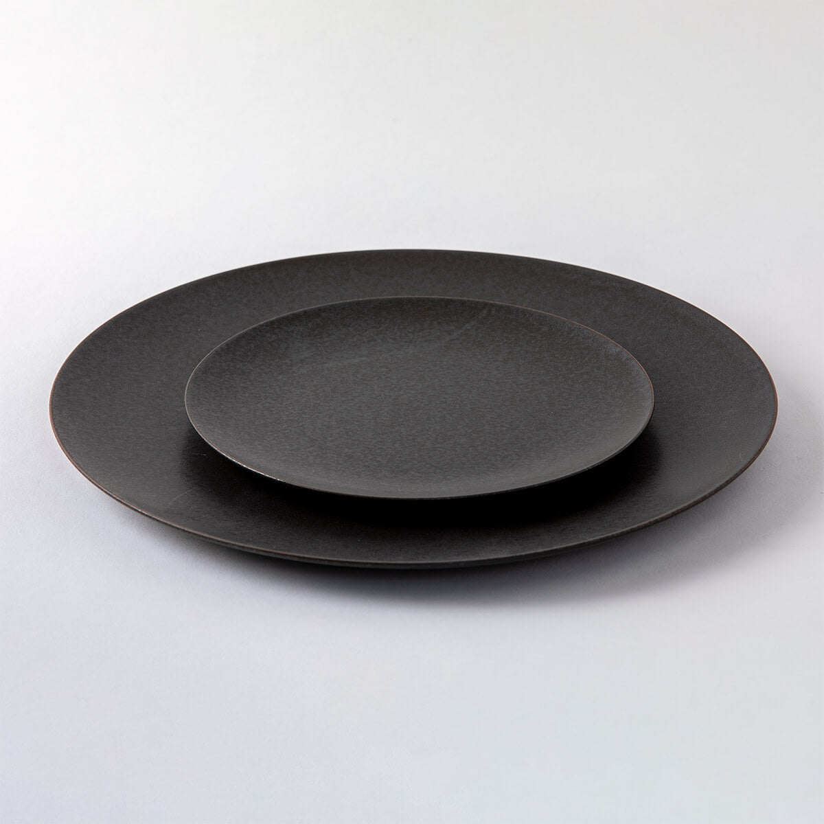最安値新品くまちゃん様専用　グレージュ黒28cm皿　2枚 食器
