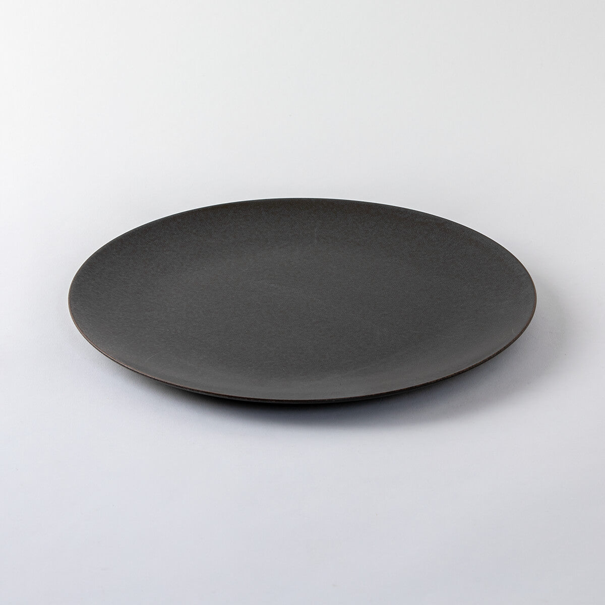 グレージュ黒マット皿大小28cmと18cm