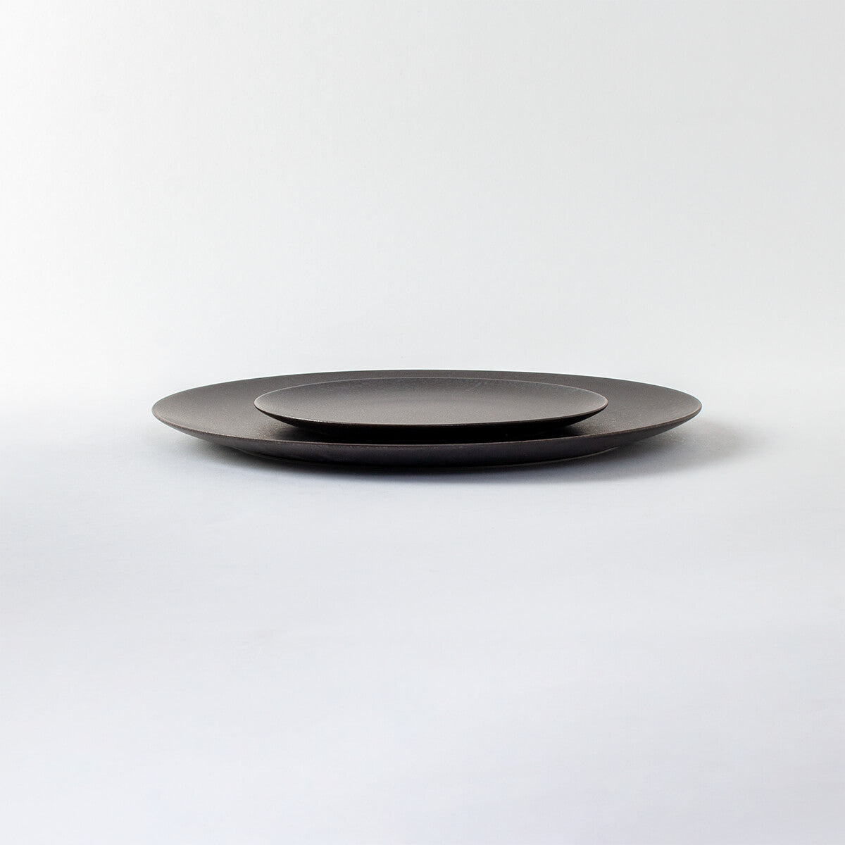 グレージュ黒マット皿大小28cmと18cm