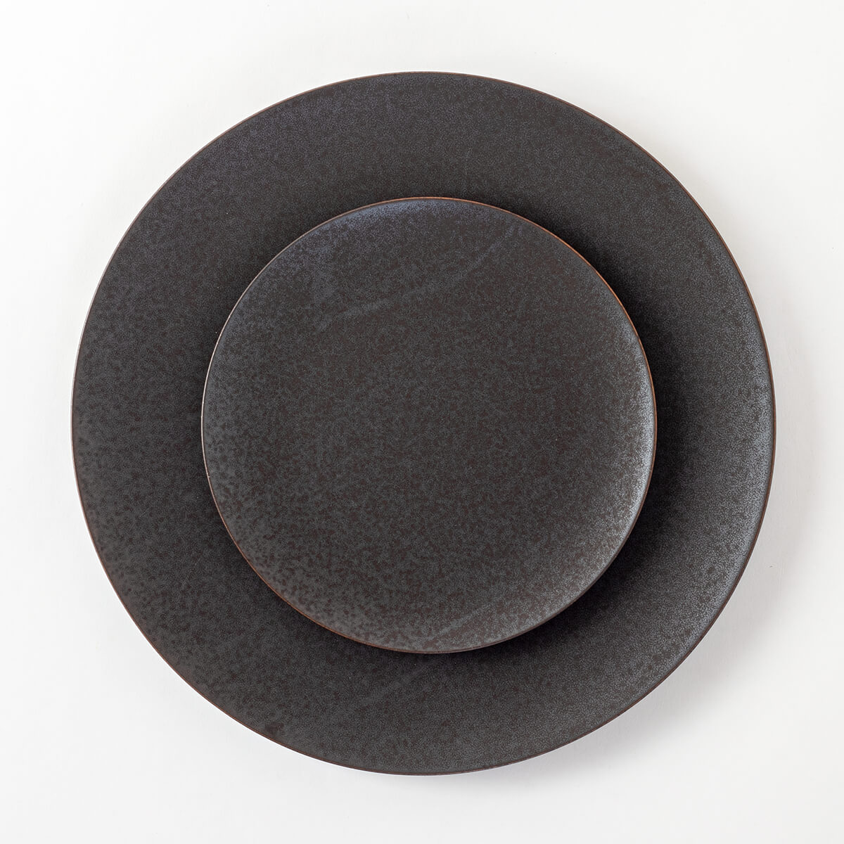 グレージュ黒マット皿大小28cmと18cm