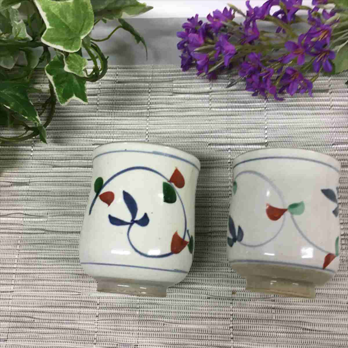赤絵唐草湯呑大小ペア