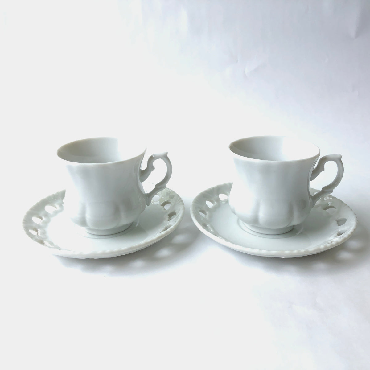 【60%OFF】特価品 レトロなコーヒー碗皿ペア バロック白